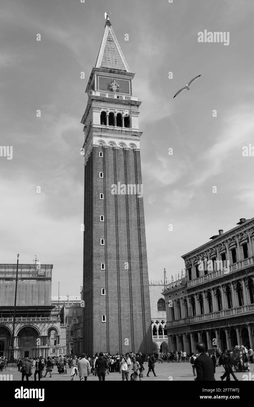 Piazza San Marco e Campanile di San Marco Piazza di Marco e il campanile). Foto scattata a Venezia, Veneto, Italia. Foto Stock