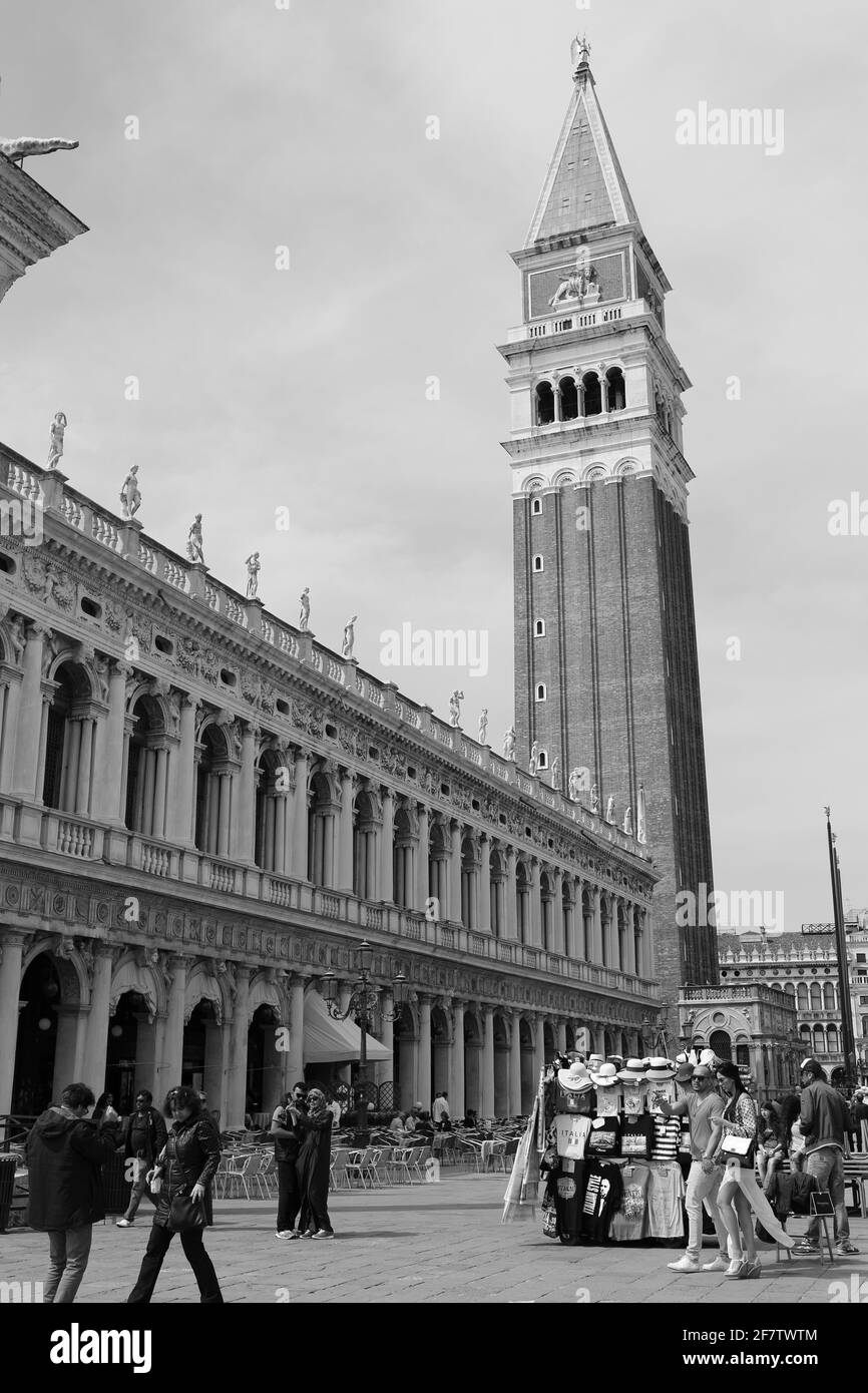 Piazza San Marco e Campanile di San Marco Piazza di Marco e il campanile). Foto scattata a Venezia, Veneto, Italia. Foto Stock