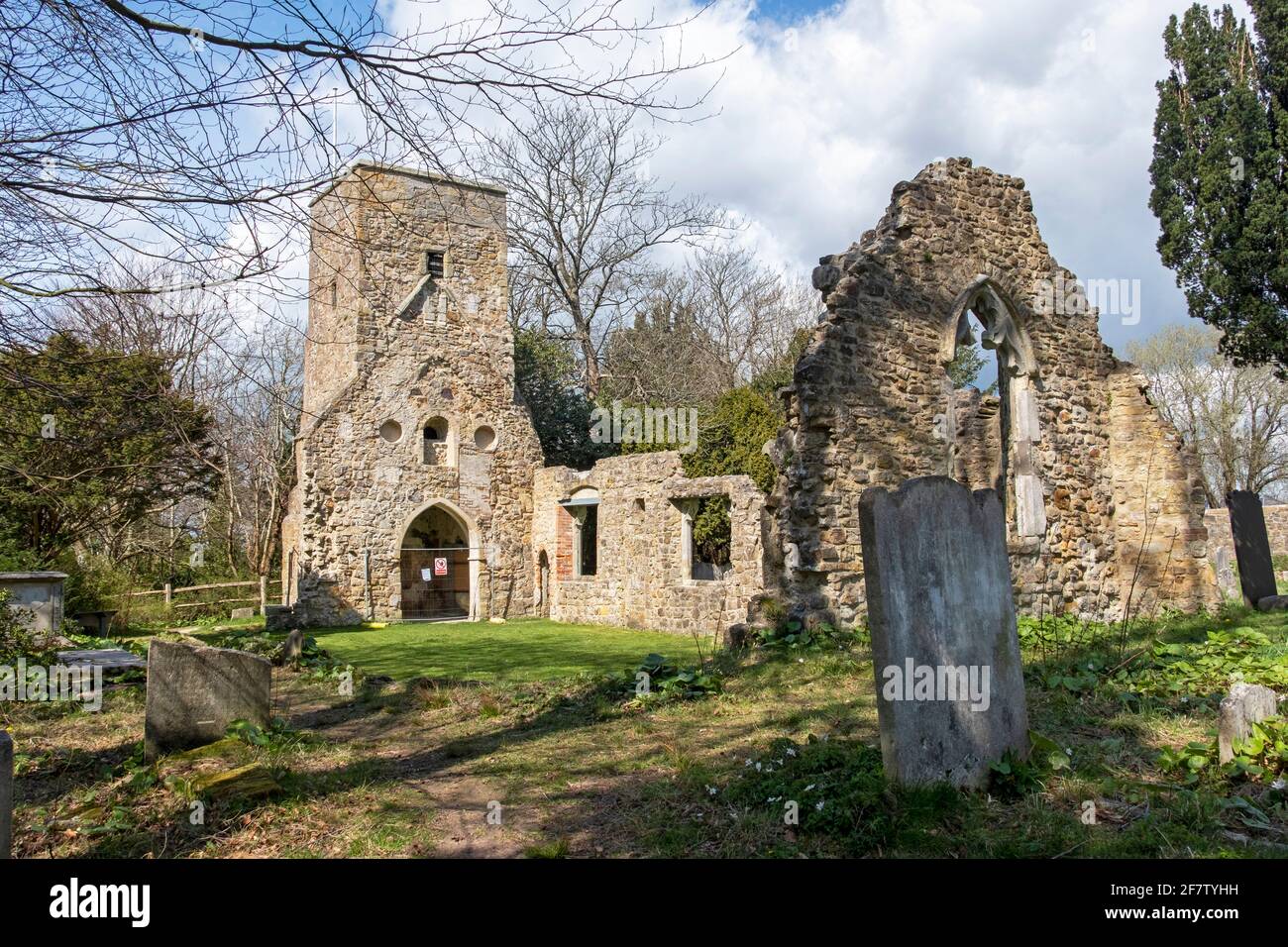 Old St Helens Church rovine elencate, antico monumento, Torre chiusa a causa di vandalismo, ore, Hastings, East Sussex, Regno Unito Foto Stock