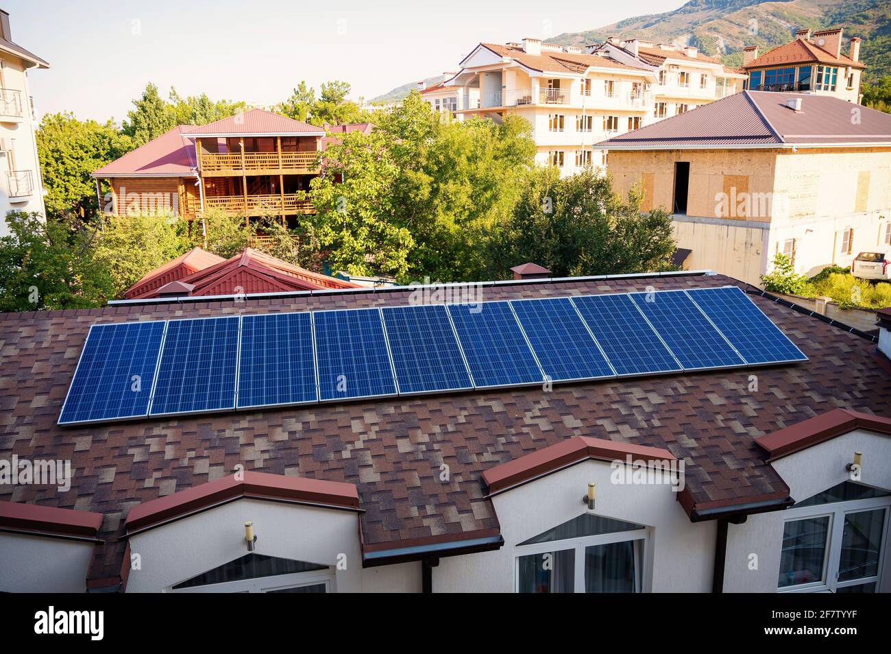 Pannelli solari sul tetto di una casa di campagna Foto stock - Alamy