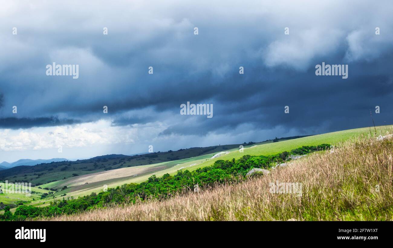 Tempesta e nuvole di pioggia sul parco nazionale di Nyika in Malawi, Africa Foto Stock
