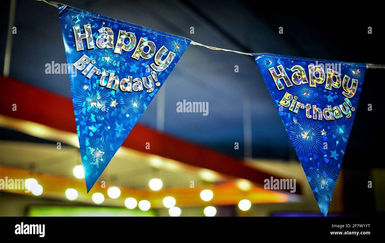 Banner Olografico Buon Compleanno Principessa – Decorazione Per Festa, Lunghezza 2,7 Metri, Stampato Su Un Lato, Testo Ripetuto 3 Volte - 2