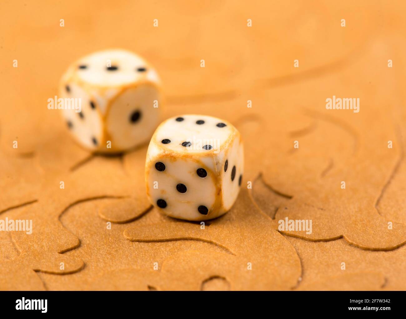 Cubi e pezzi di gioco su una tavola di backgammon Foto Stock
