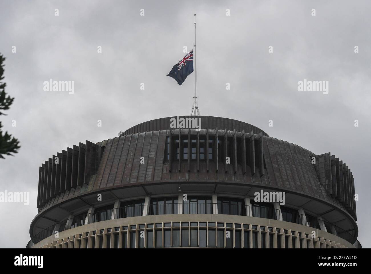 Wellington, Wellington. 10 Apr 2021. La bandiera nazionale della Nuova Zelanda vola a metà albero in cima a Beehive, il palazzo del parlamento della Nuova Zelanda, per mostrare le condoglianze per la morte del principe Filippo britannico, a Wellington, Nuova Zelanda il 10 aprile 2021. Credit: Guo Lei/Xinhua/Alamy Live News Foto Stock