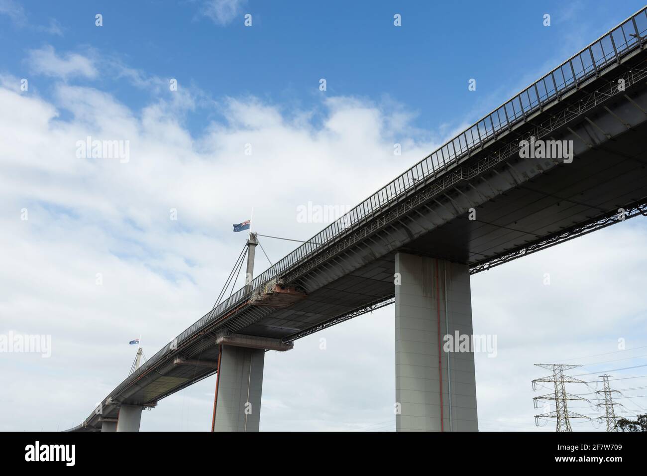 Westgate Bridge a Melbourne Australia con bandiera a metà albero a causa della morte del Principe Filippo, Duca di Edimburgo. Foto Stock