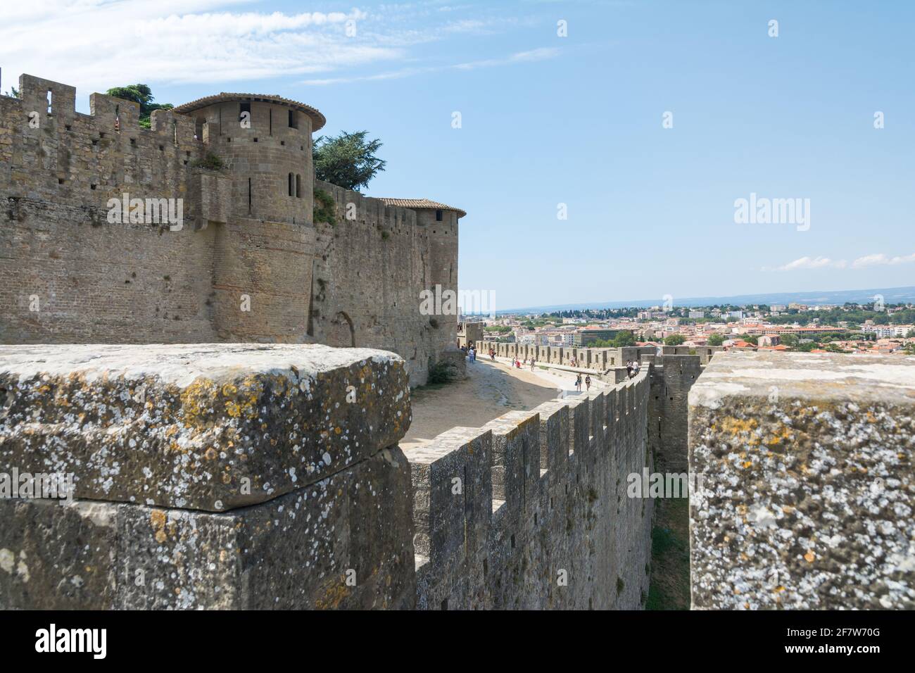 Carcassonne, Francia-agosto 15,2016:le famose mura della città medievale fortificata di Carcassonne durante una giornata di sole Foto Stock