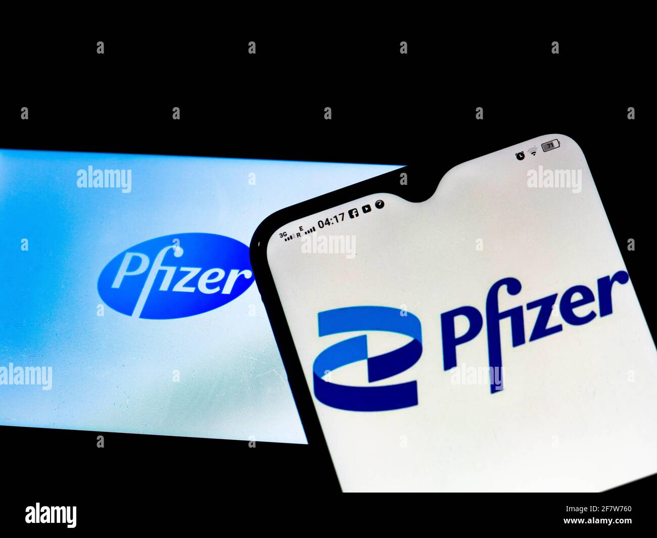 Ucraina. 10 Apr 2021. In questa illustrazione fotografica viene visualizzato il logo Pfizer, Inc. Sullo smartphone. Credit: Gollovniov/SOPA Images/ZUMA Wire/Alamy Live News Foto Stock