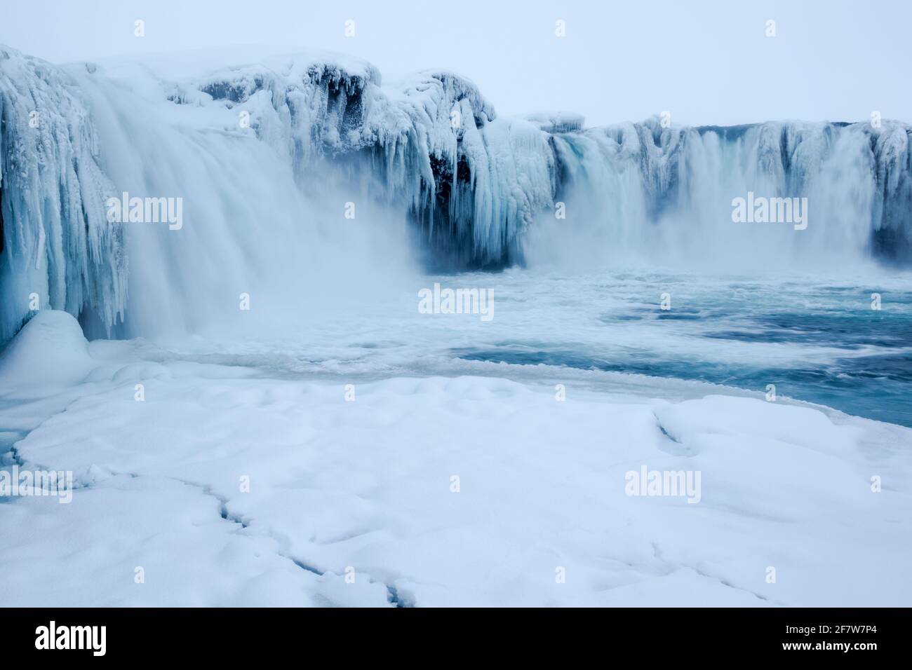 Goðafoss cascata complesso durante le condizioni invernali che mostra i 12 metri Drop pieno di ghiaccio sul fiume Skjálfandafljót in Islanda Foto Stock