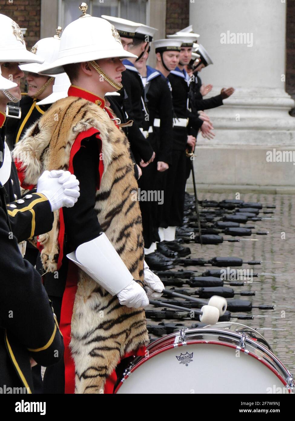 La Regina presenta formalmente il Duca di Edimburgo con il titolo e l'ufficio di Lord Alto Ammiraglio della Marina di Whitehall, per celebrare il suo 90 ° anniversario. Londra, Regno Unito Foto Stock