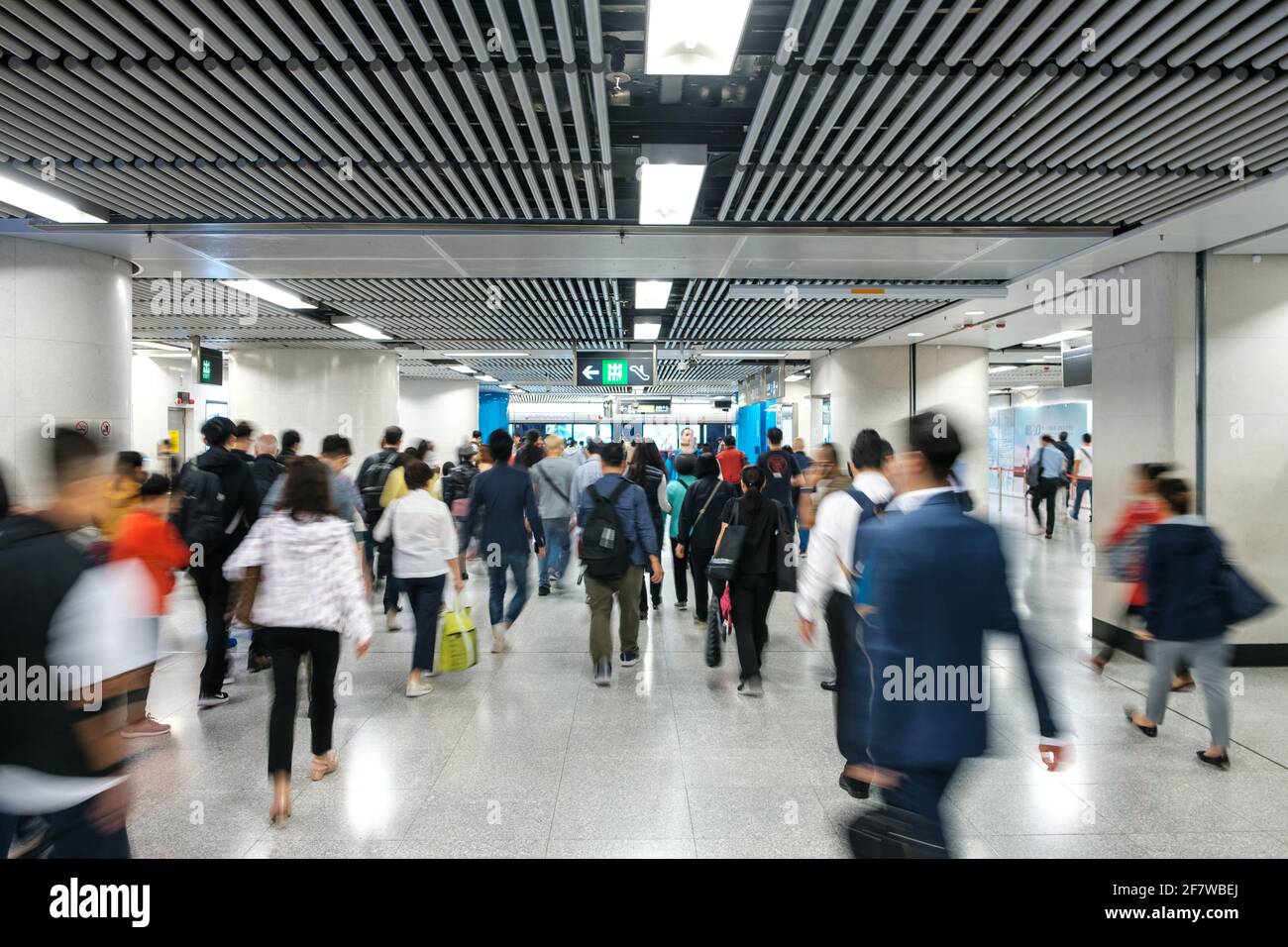 Persone che vanno a lavorare, a piedi all'interno della stazione MTR / stazione della metropolitana di Hong Kong - Foto Stock