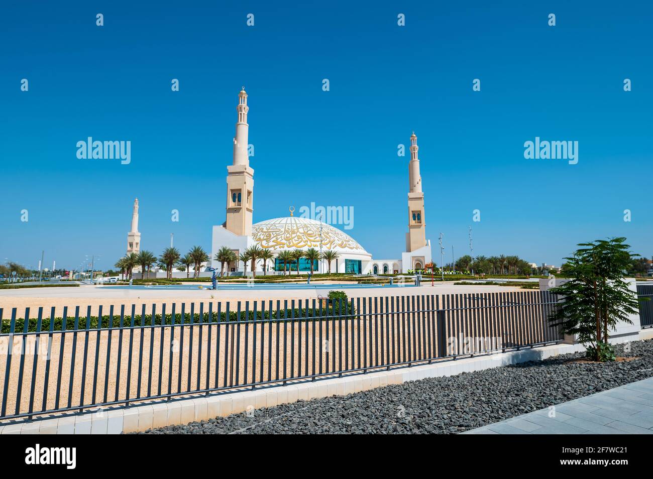 Moschea Sheikh Khalifa Bin Zayed al Nahyan di al Ain La città dell'Emirato di Abu Dhabi è la più grande moschea in città in una giornata di sole con blu cielo Foto Stock