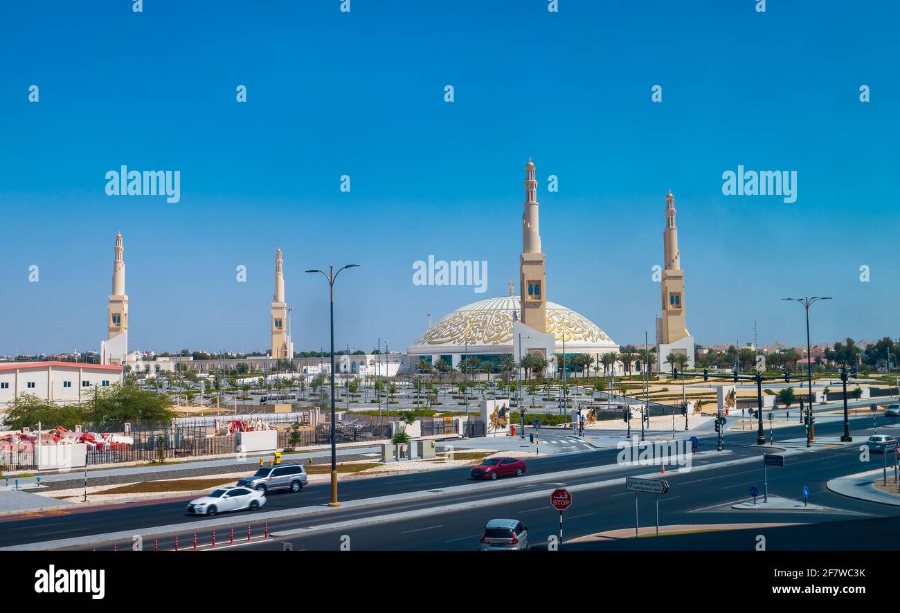 Moschea Sheikh Khalifa Bin Zayed al Nahyan di al Ain La città dell'Emirato di Abu Dhabi è la più grande moschea in città in una giornata di sole con blu cielo Foto Stock