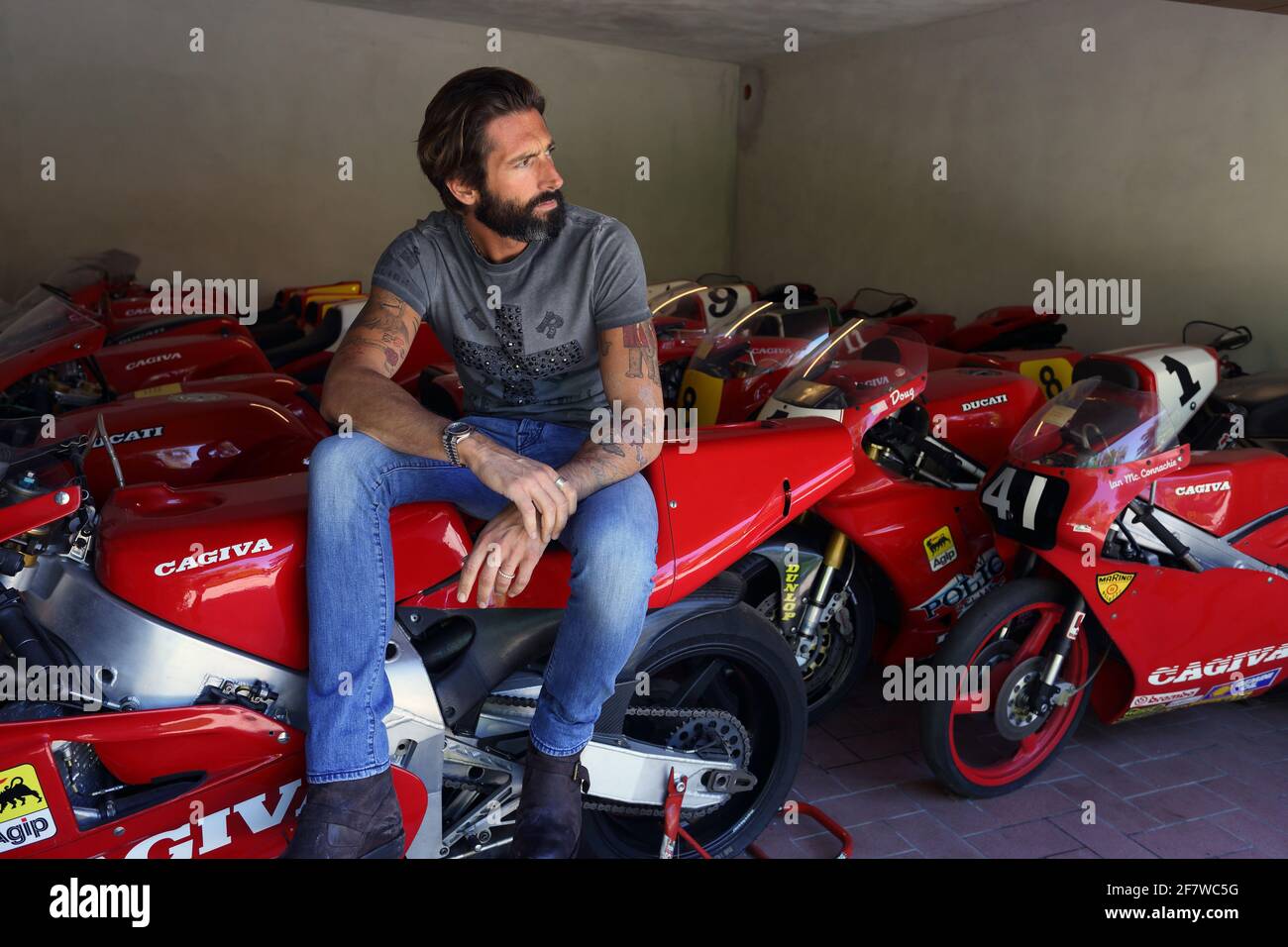 Giovanni Castiglioni, amministratore delegato di MV Agusta con la sua collezione di piloti Ducati a casa sua a Varese Foto Stock