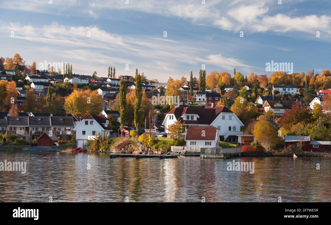 Levanger, regione di Trondheim, Norvegia. Paesaggio costiero norvegese della città in una soleggiata giornata autunnale Foto Stock
