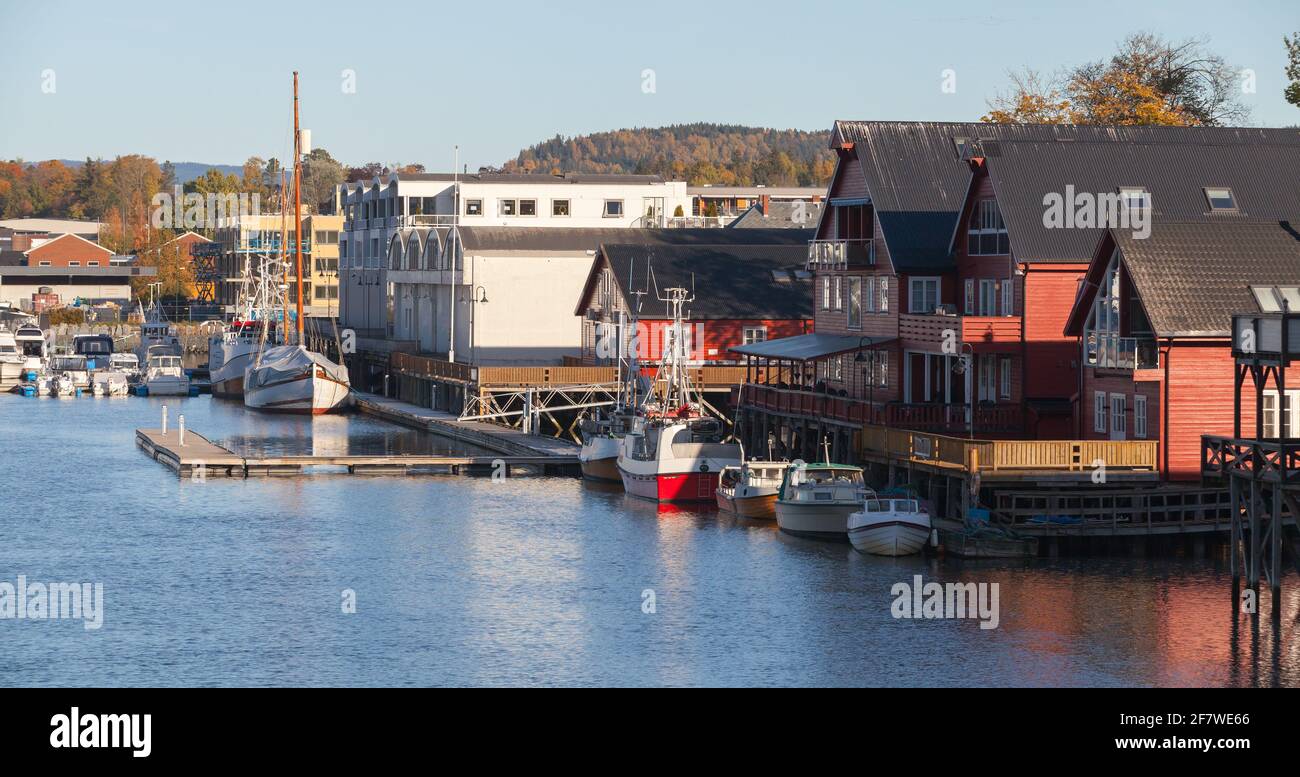 Città costiera norvegese in un giorno di sole autunno. Levanger, Norvegia Foto Stock