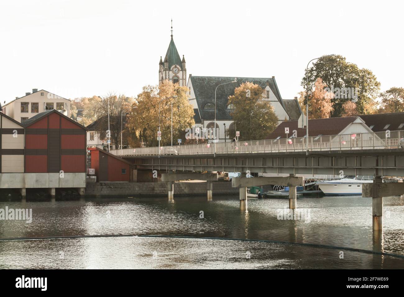 Levanger, Norvegia. Paesaggio con ponte e Chiesa di Levante sullo sfondo Foto Stock