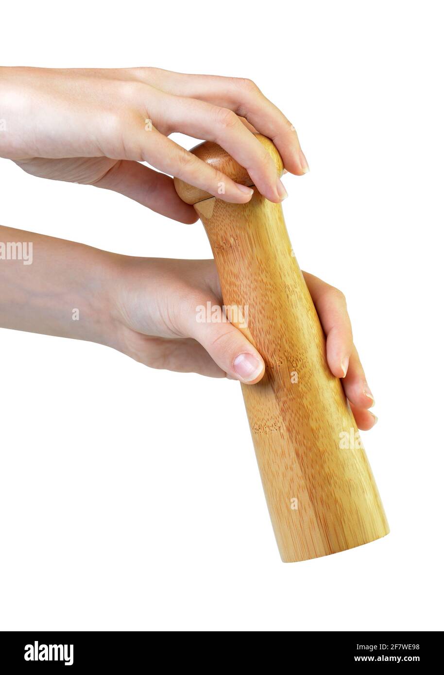 Mulino di legno di pepe in mani isolato su sfondo bianco. Foto Stock