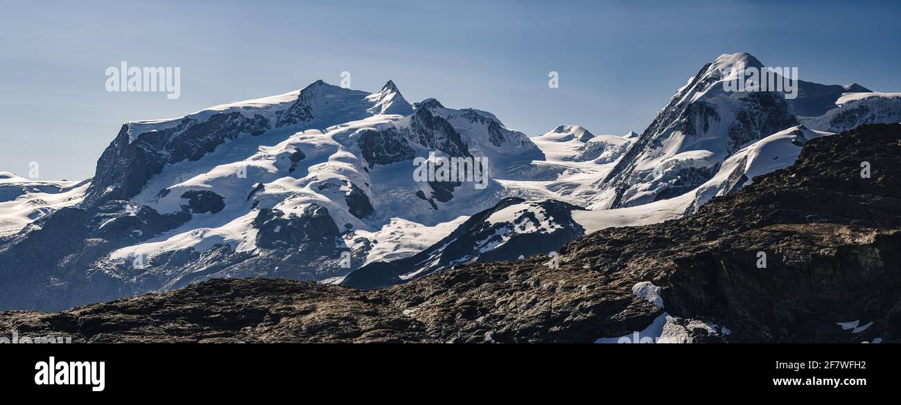 Vista panoramica sulle cime e le cime alpine di Lyskamm e Monte Rosa. Foto Stock