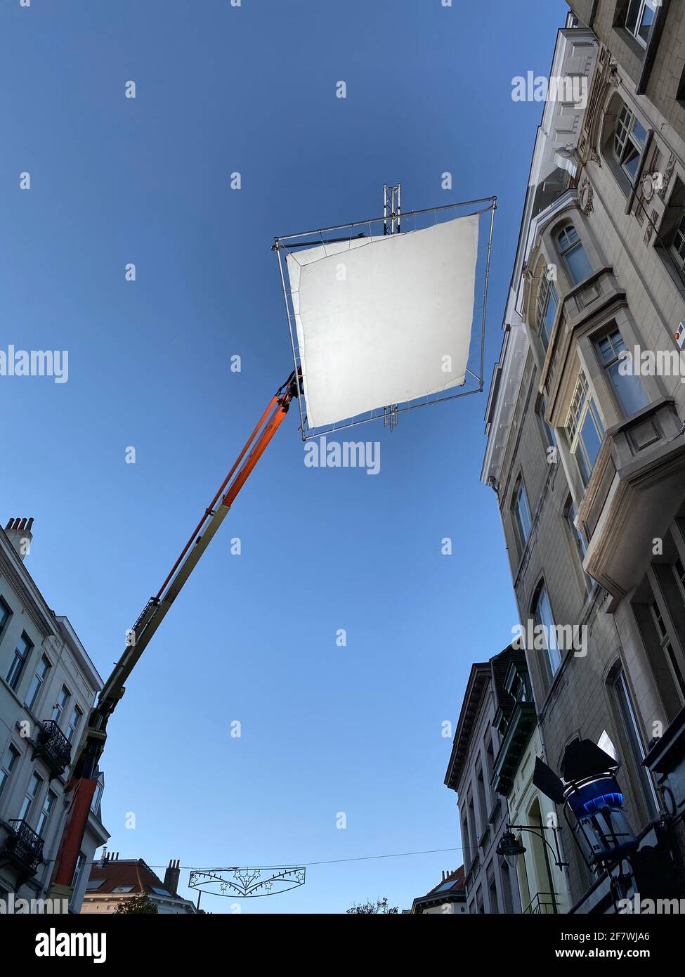 Produzione di riprese, processo di ripresa. Il faretto illumina il riflettore di grandi dimensioni Foto Stock