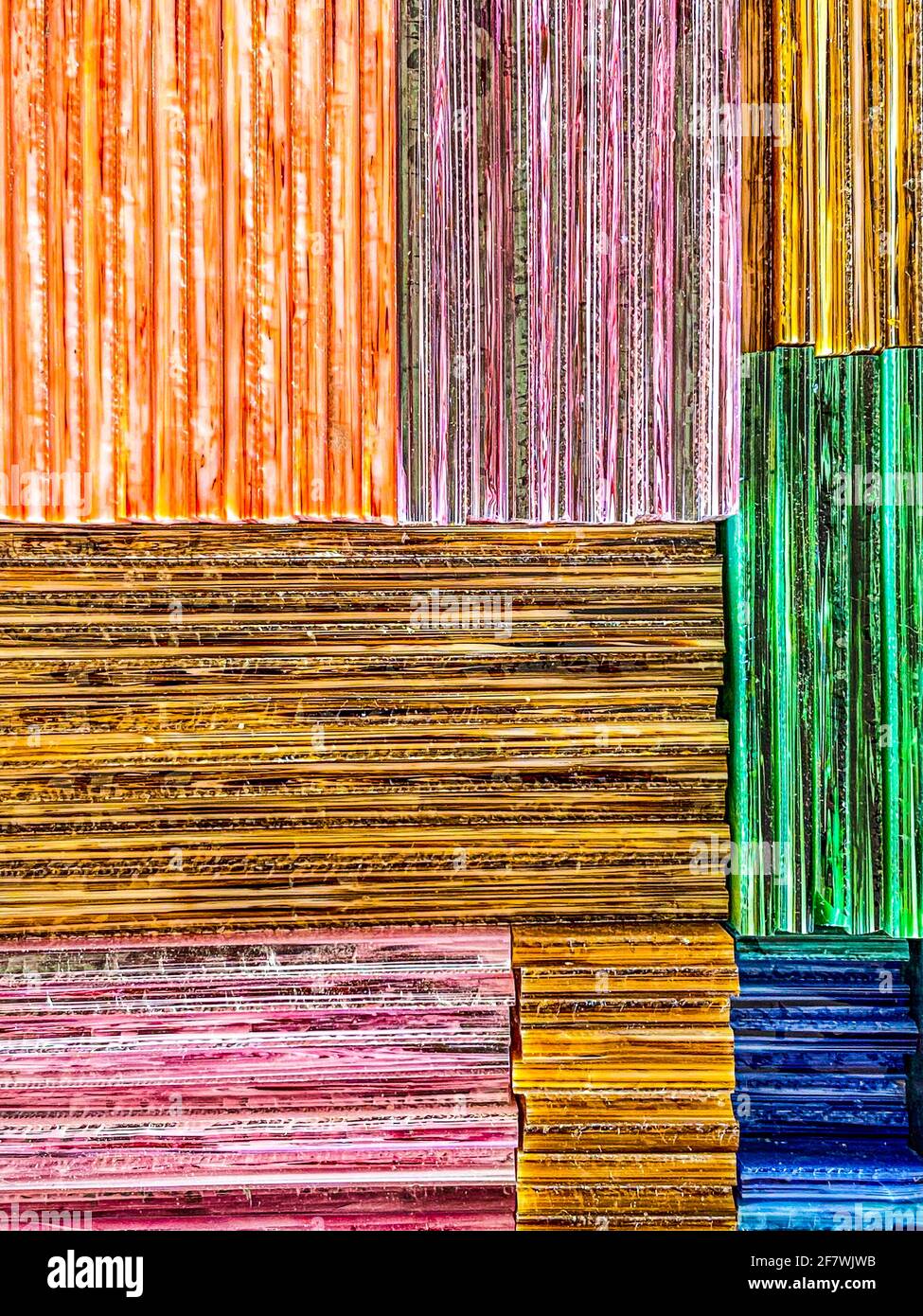 Colorati pezzi di vetro colorato. Mettere a fuoco in primo piano Foto Stock
