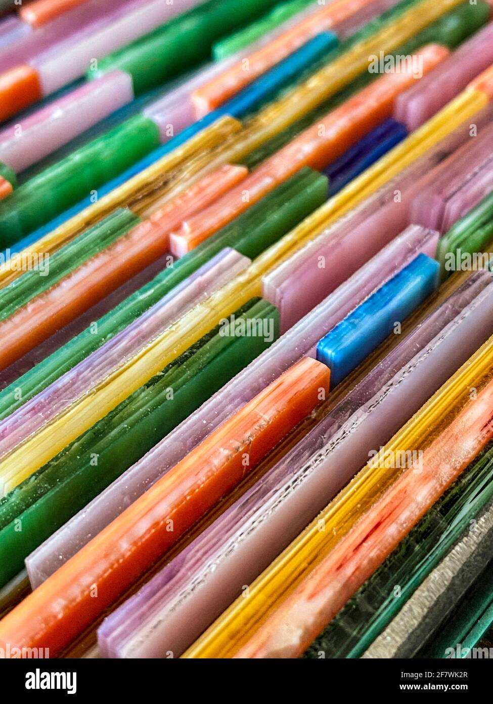 Colorati pezzi di vetro colorato. Mettere a fuoco in primo piano Foto Stock