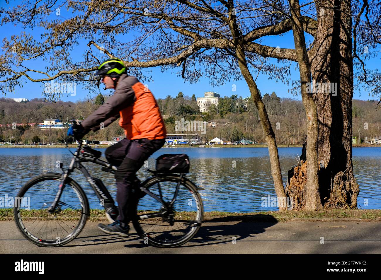 02.03.2021, Essen, Ruhrgebiet, Nordrhein-Westfalen, Deutschland - Ein Radfahrer auf dem suedlichen Uferweg am Essener Baldeneysee im Stadtteil Werden. Foto Stock