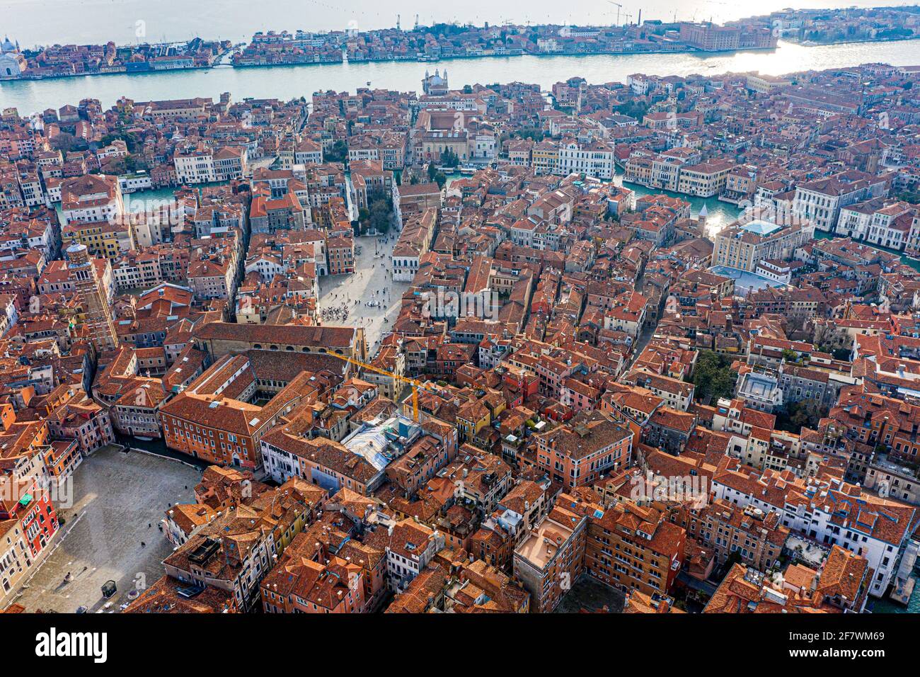 Vista dall'alto dei vecchi tetti di venizia e del Canal Grande, Venezia, Italia Foto Stock
