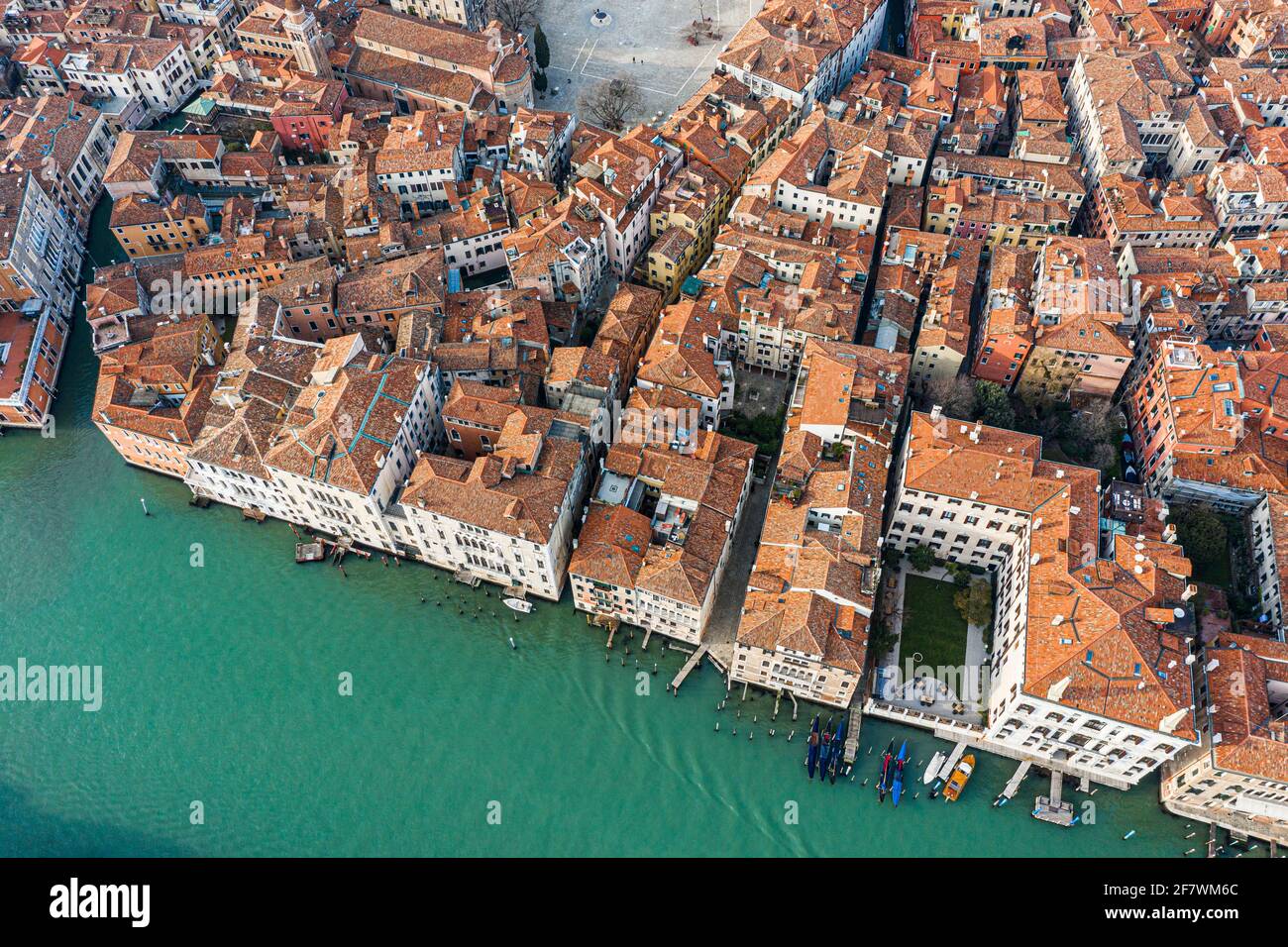 Vista dall'alto dei vecchi tetti di venizia e del Canal Grande, Venezia, Italia Foto Stock