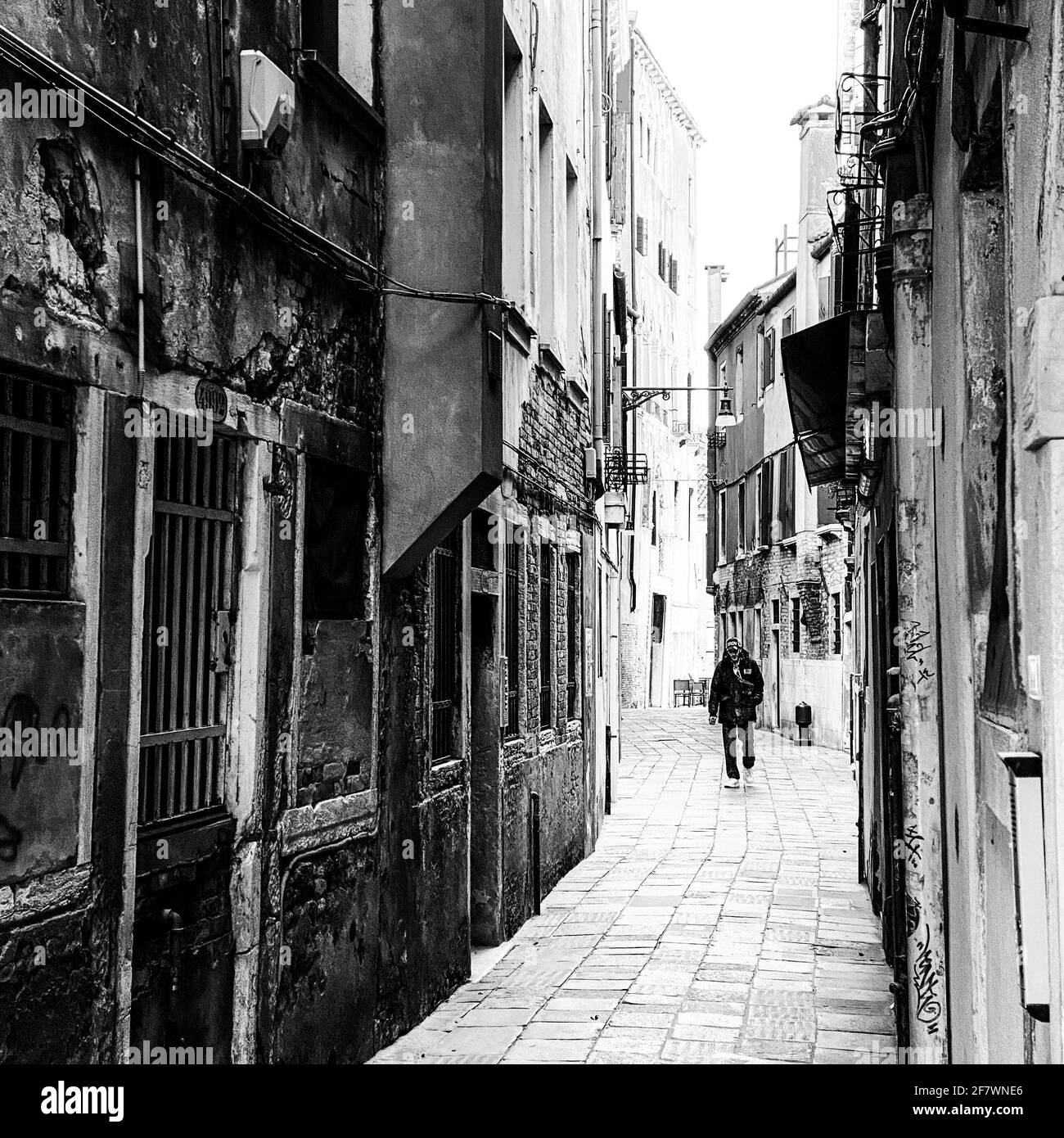 Piccola strada a Venezia senza persone durante la crisi COVID-19, Italia Foto Stock