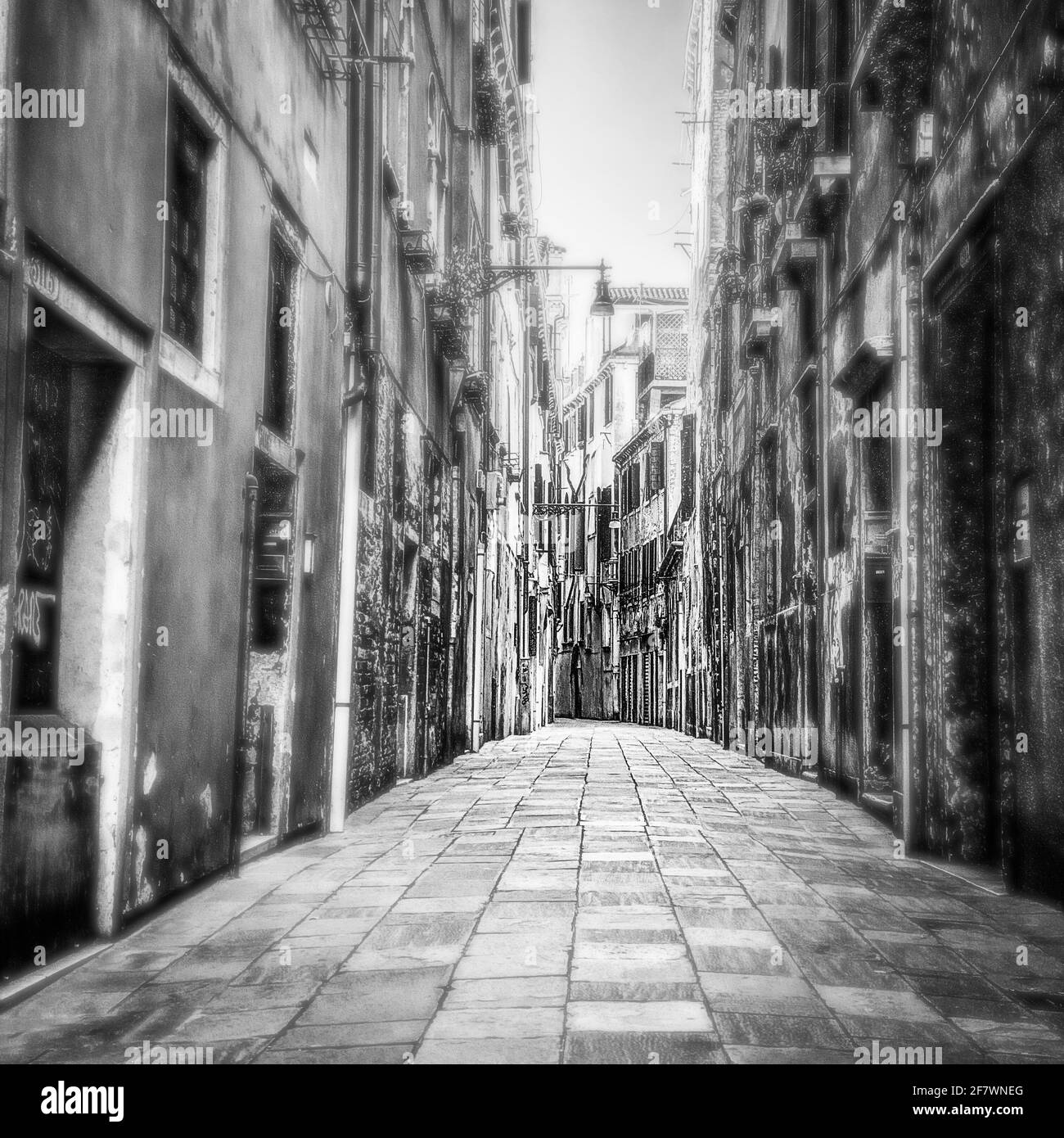 Piccola strada a Venezia senza persone durante la crisi COVID-19, Italia Foto Stock