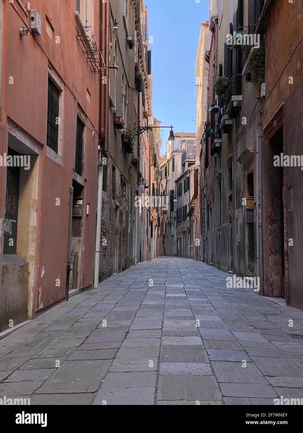 Piccola strada a Venezia senza persone durante la crisi COVID-19, Italia Foto Stock