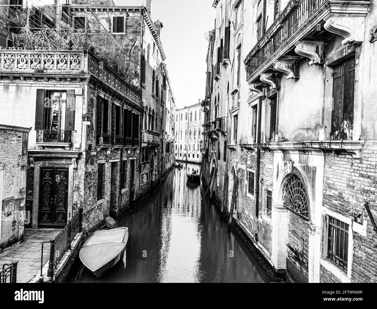 Piccola barca su una piccola strada canale a Venezia con belle case colorate, Italia Foto Stock