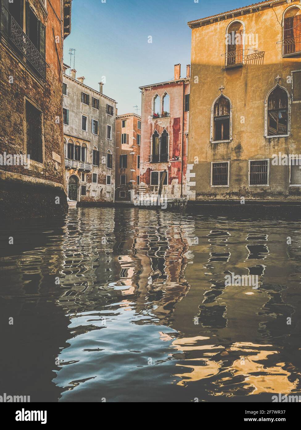 Piccolo canale colorato a Venezia durante la crisi COVID-19, nessuna gente Foto Stock