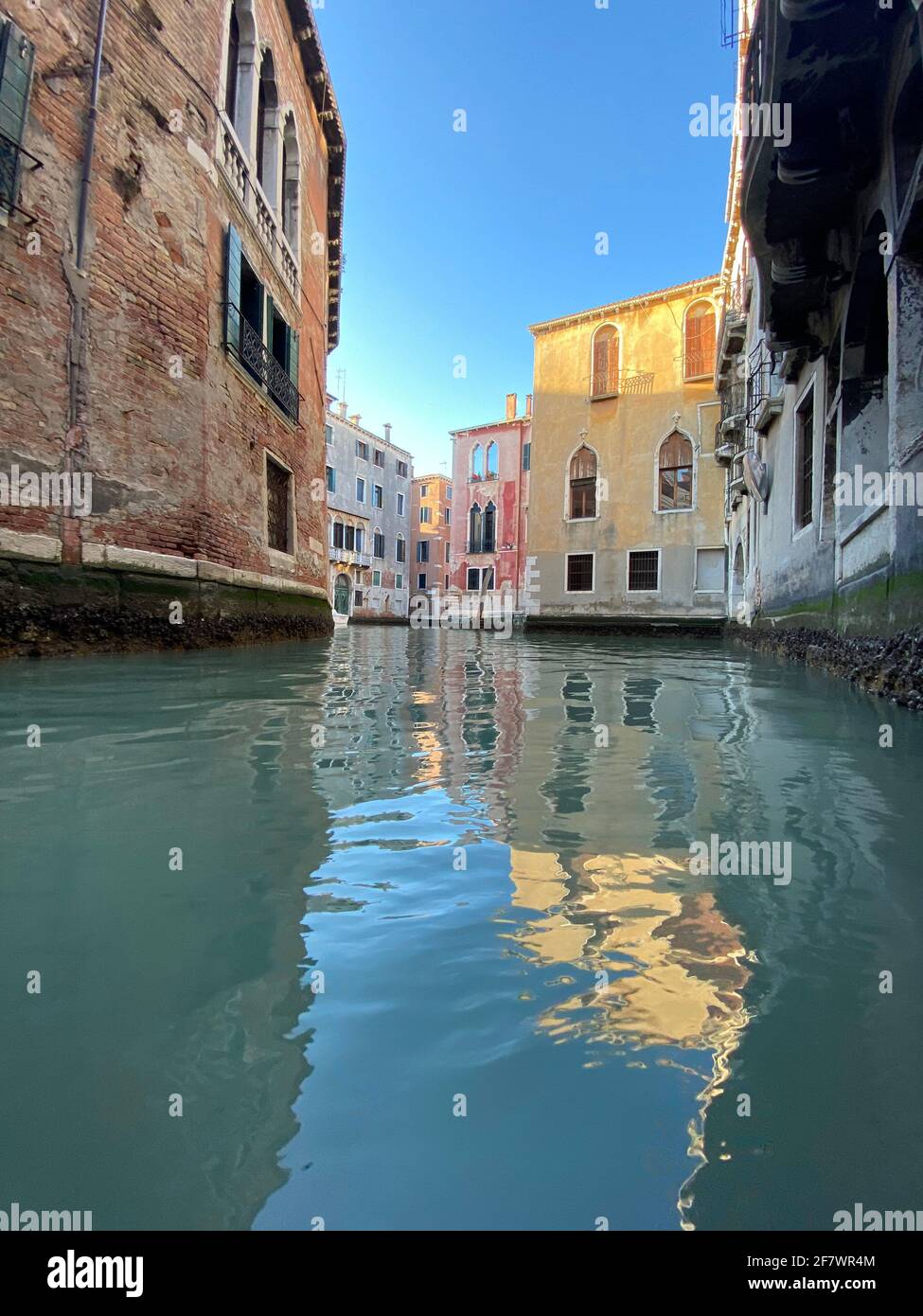 Piccolo canale colorato a Venezia durante la crisi COVID-19, nessuna gente Foto Stock