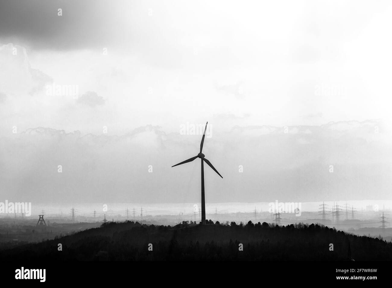 DEU, Deutschland, Herten, 17.02.2013: Windrad auf der Bergehalde Hoppenbruch in Herten am Nachmittag. Unten links ist der Förderturm der ehemaligen Ze Foto Stock