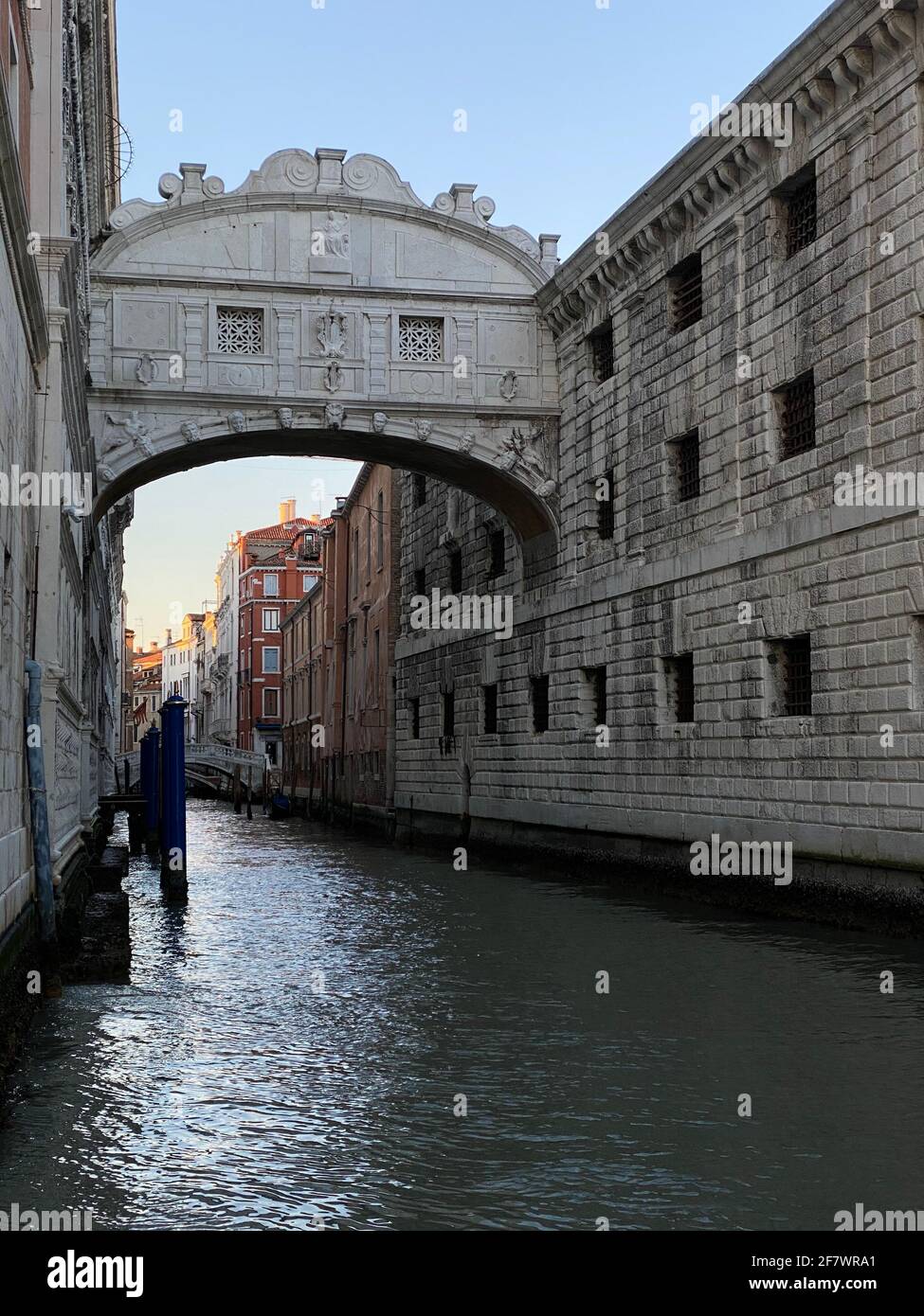 Vista del Ponte dei Sospiri a Venezia Foto Stock