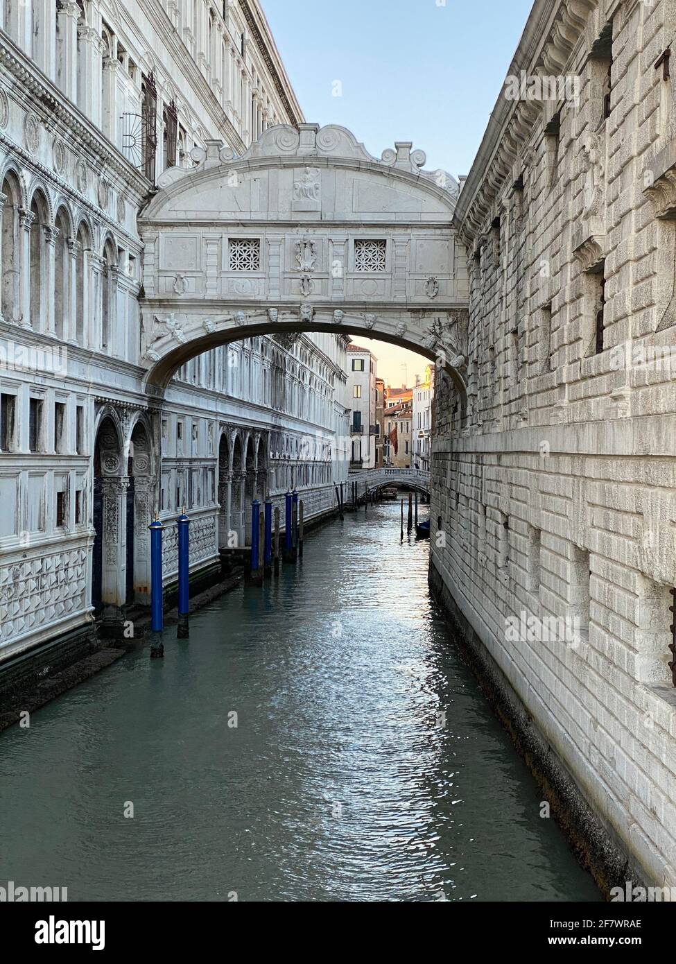 Vista del Ponte dei Sospiri a Venezia Foto Stock