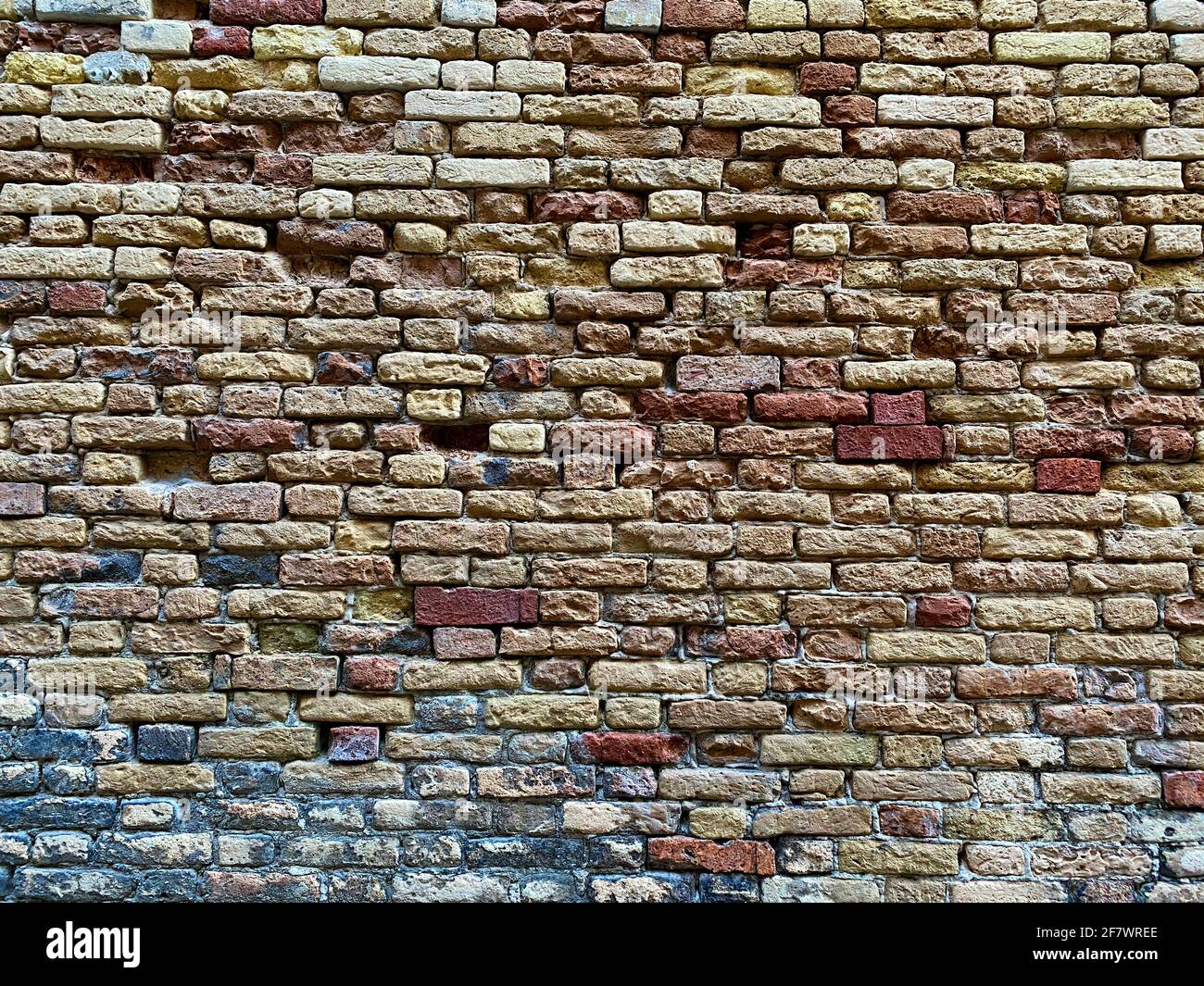 Parte orizzontale di un vecchio muro di mattoni rossi veneziani, sfondo, Foto Stock