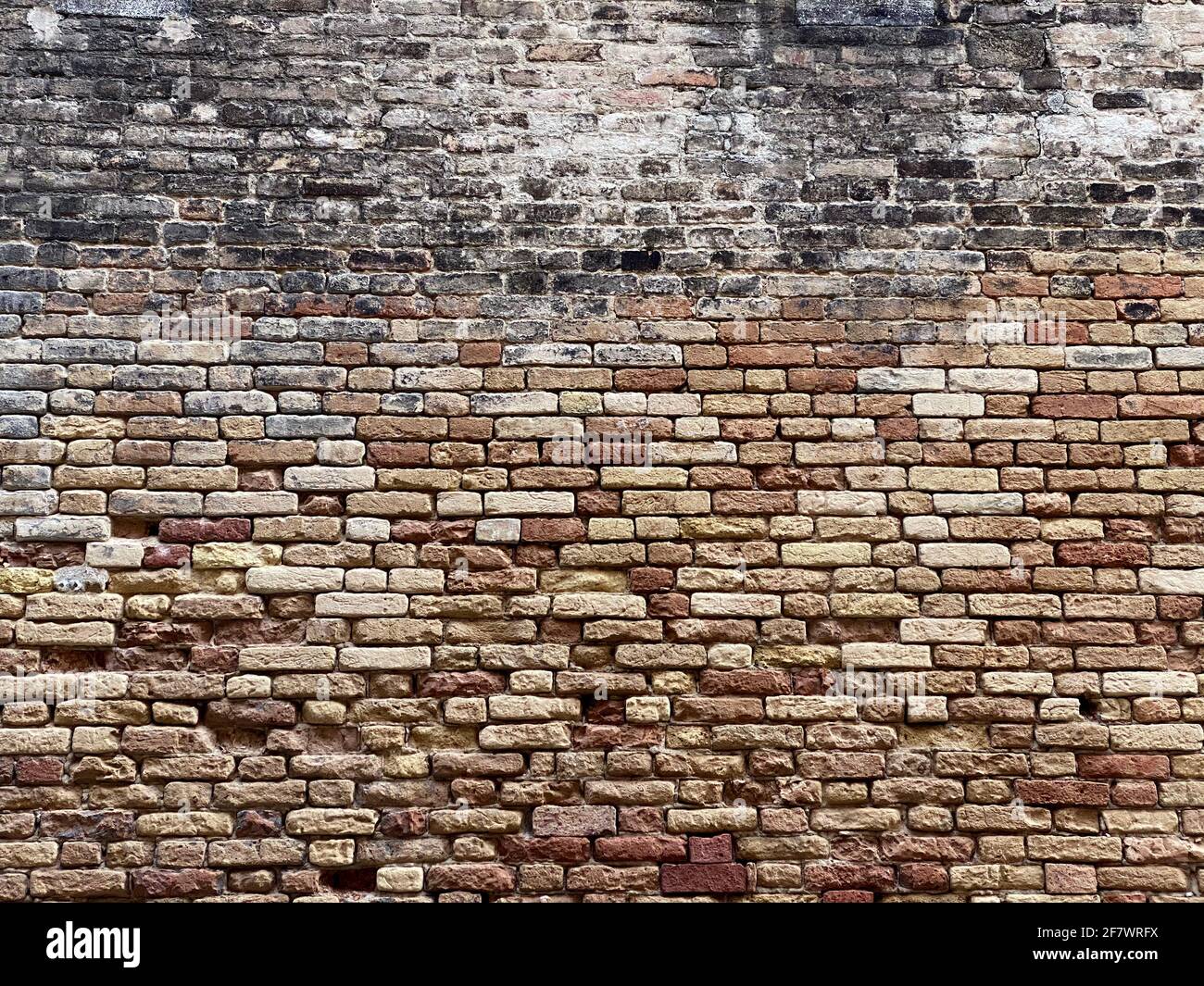 Parte orizzontale di un vecchio muro di mattoni rossi veneziani, sfondo, Foto Stock