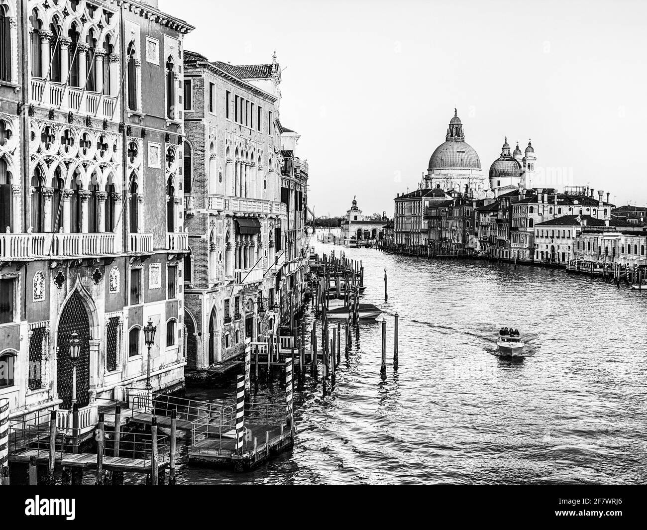 Vista in bianco e nero del Canal Grande e della Basilica di Santa Maria della Salute dal Ponte dell'Accademia di Venezia Foto Stock