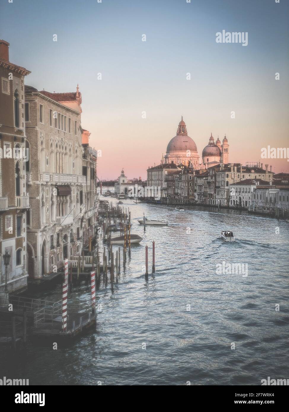 Vista sul Canal Grande e sulla Basilica di Santa Maria della Salute dal Ponte dell'Accademia di Venezia Foto Stock