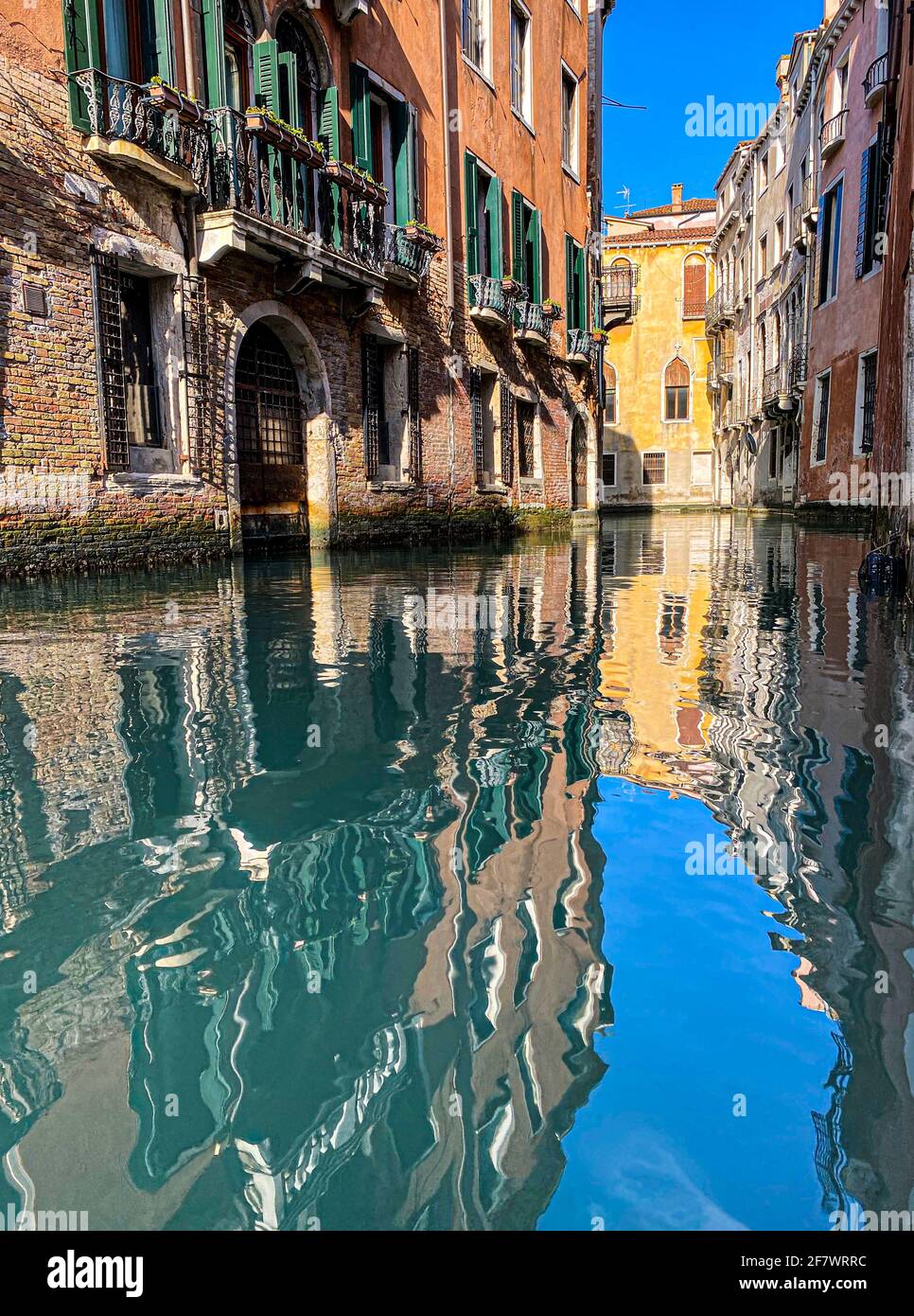 Belle riflessioni d'acqua nel piccolo canale, Venezia, Italia Foto Stock