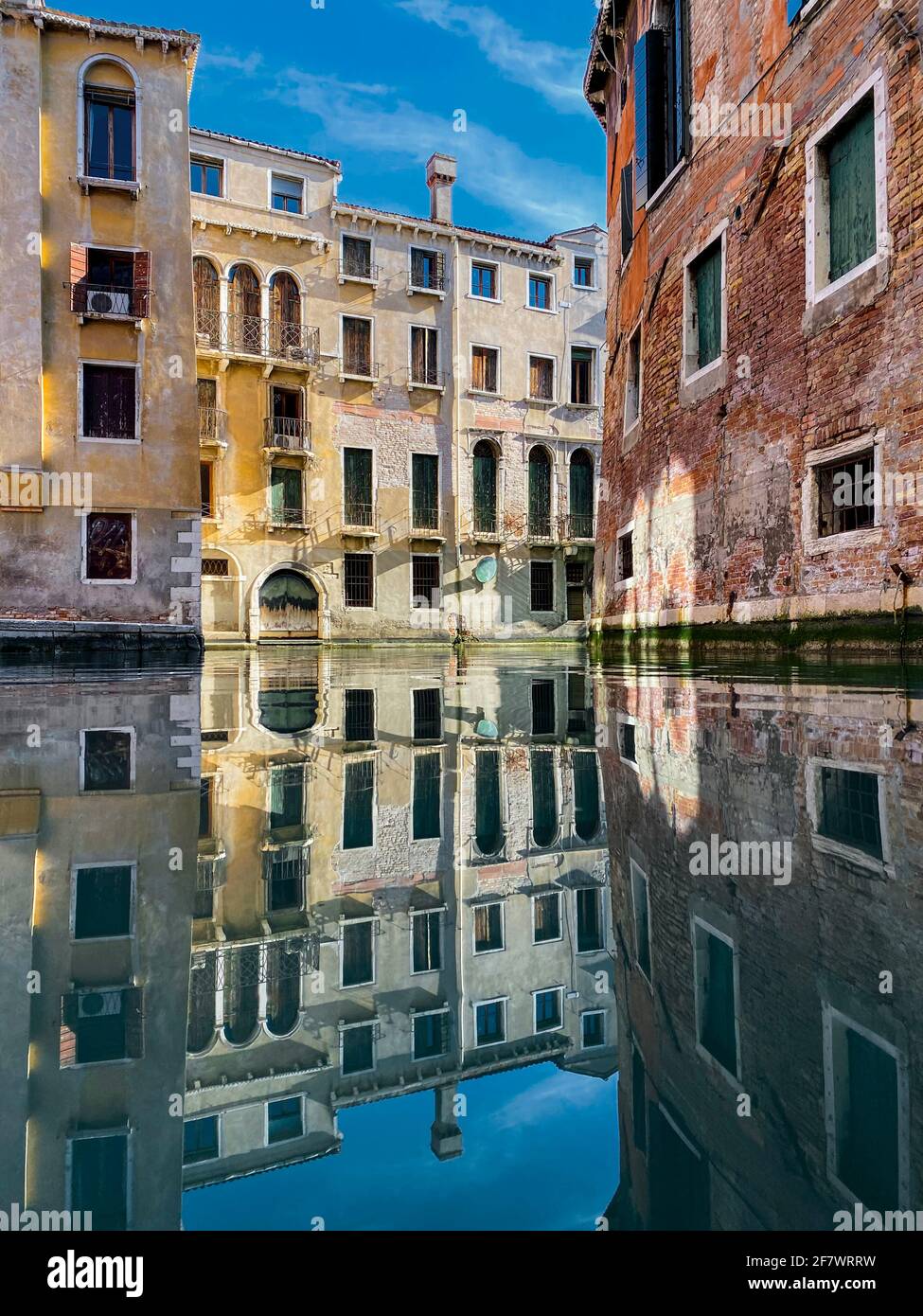 riflessi d'acqua colorati nel canale vuoto senza barche Foto Stock