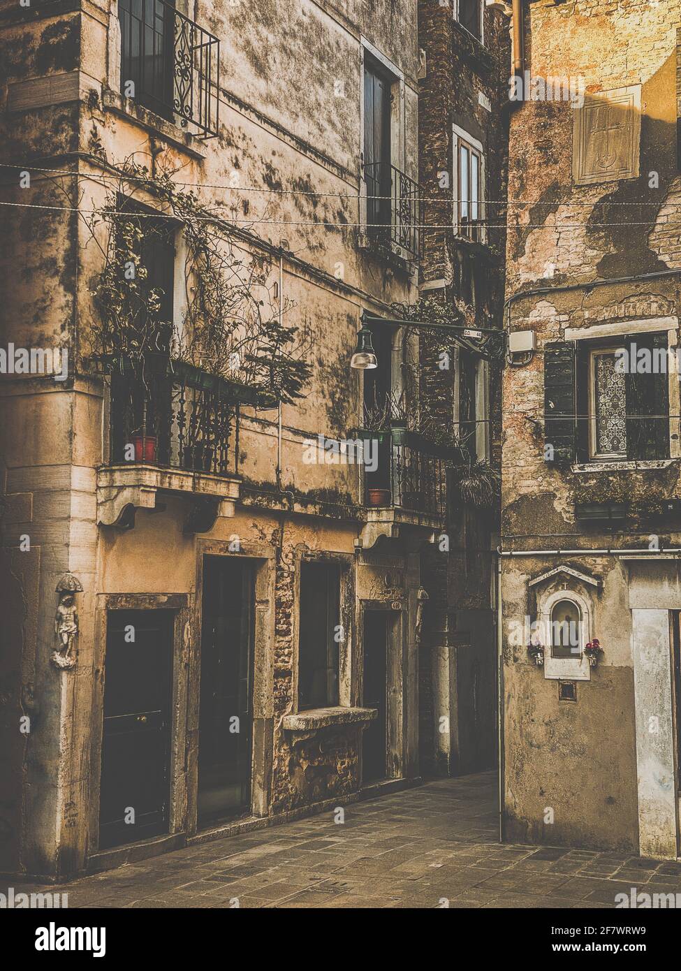 Vecchia strada a Venezia, Italia, Vintage filtrato Foto Stock