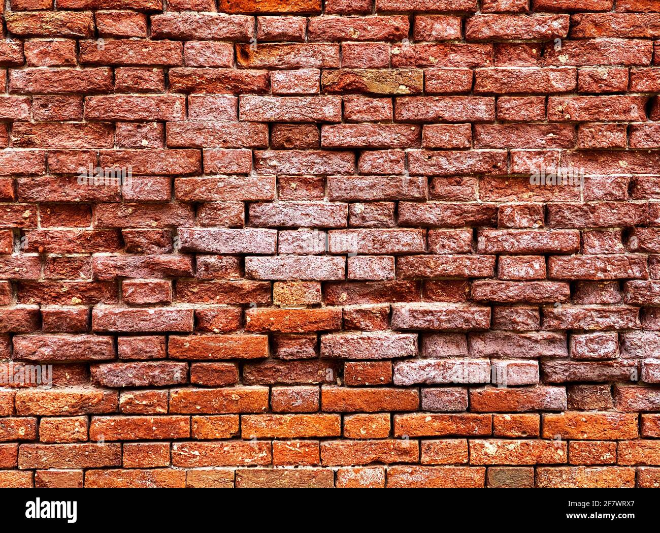 Parte orizzontale di un vecchio muro di mattoni rossi veneziani, sfondo, Foto Stock
