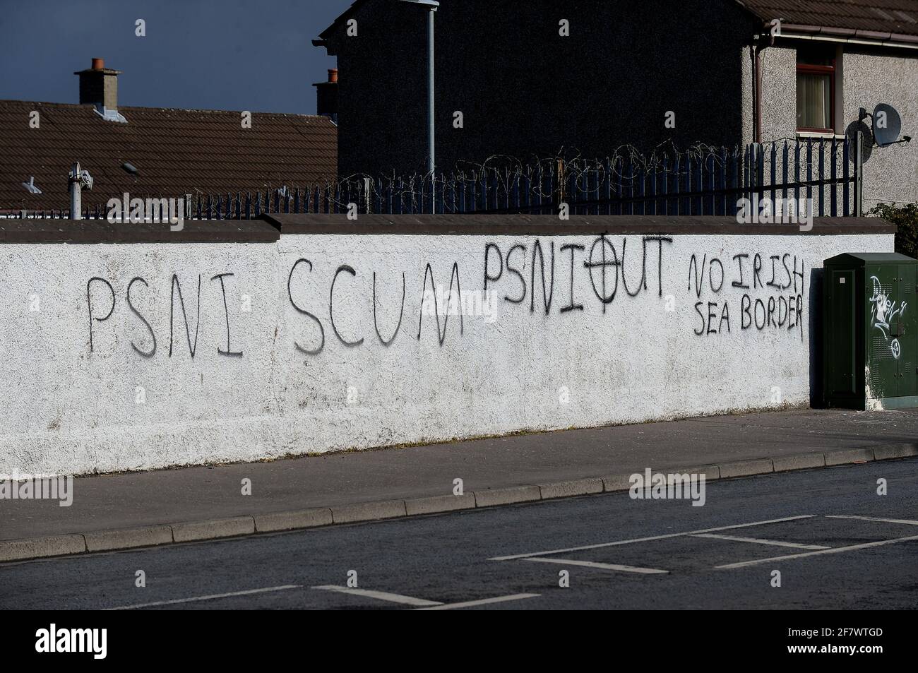 Graffiti lealisti su un muro sulla Rossdowney Road, respingendo il PSNI e il confine con il Mare d'Irlanda Brexit, a Derry, Londonderry, Irlanda del Nord. ©George Sweeney / Alamy Stock Foto Foto Stock