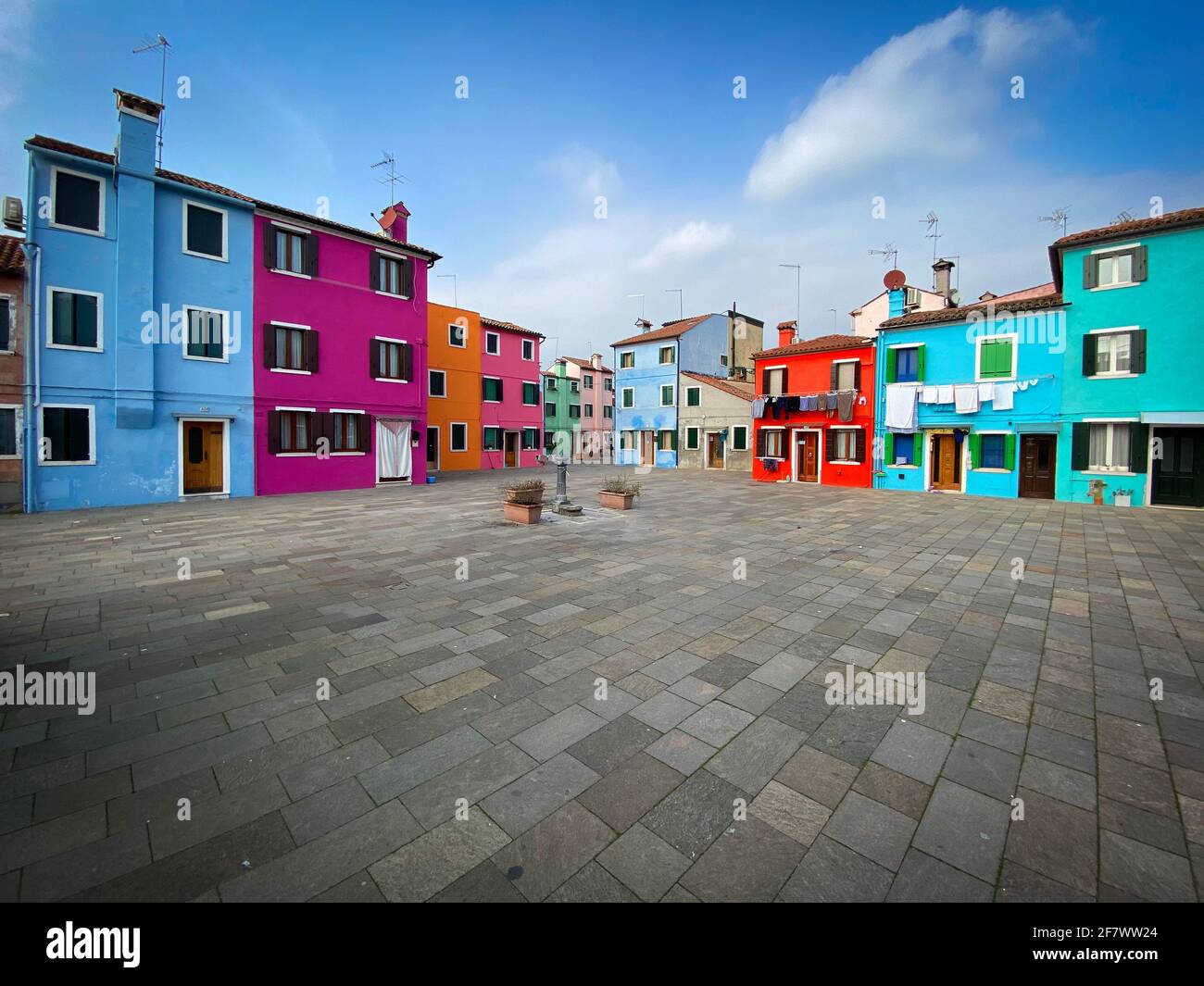Case colorate su una piccola piazza tradizionale dell'isola di Burano, Venezia, Italia Foto Stock