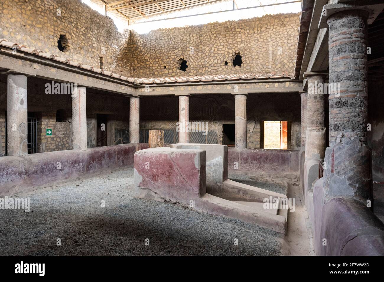 Torre Annunziata. Italia. Sito archeologico di Oplontis (Villa di Poppea / Villa Poppea). Il peristlio, una zona centrale aperta con una fontana al suo interno Foto Stock