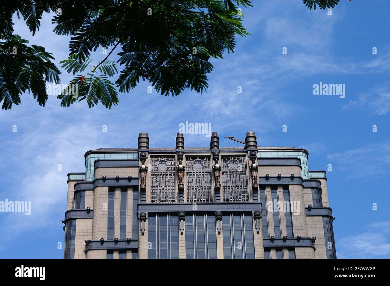 L'edificio 'Gotham City' di Singapore, l'edificio Parkview Square, si trova sulla North Bridge Road, affacciato sul famoso Bugis Junction. Foto Stock