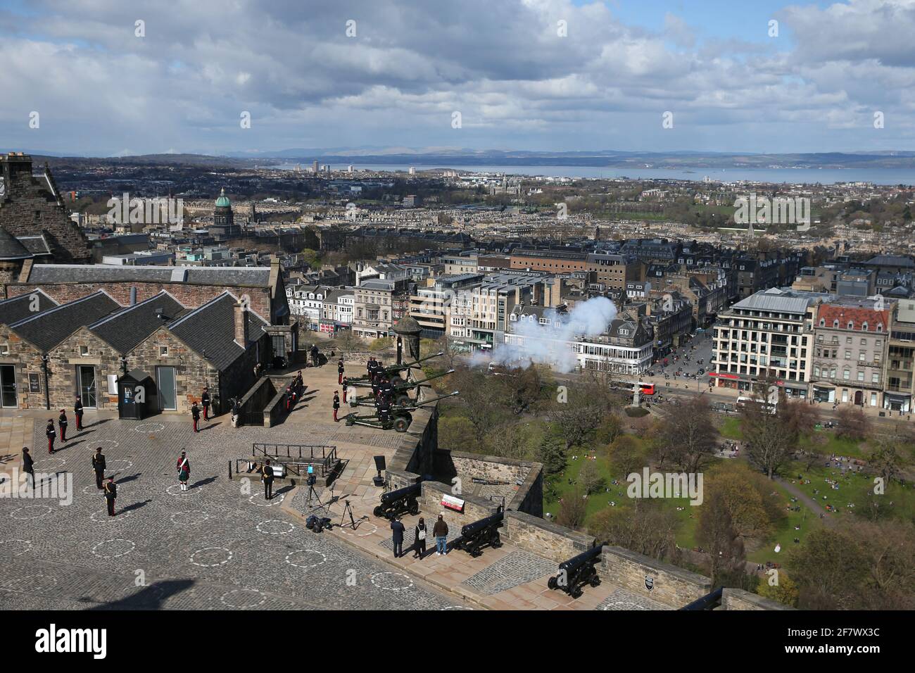 I membri del 105° Regiment Royal Artillery sparano un saluto da 41 armi al Castello di Edimburgo, per celebrare la morte del Duca di Edimburgo. Data immagine: Sabato 10 aprile 2021. Foto Stock
